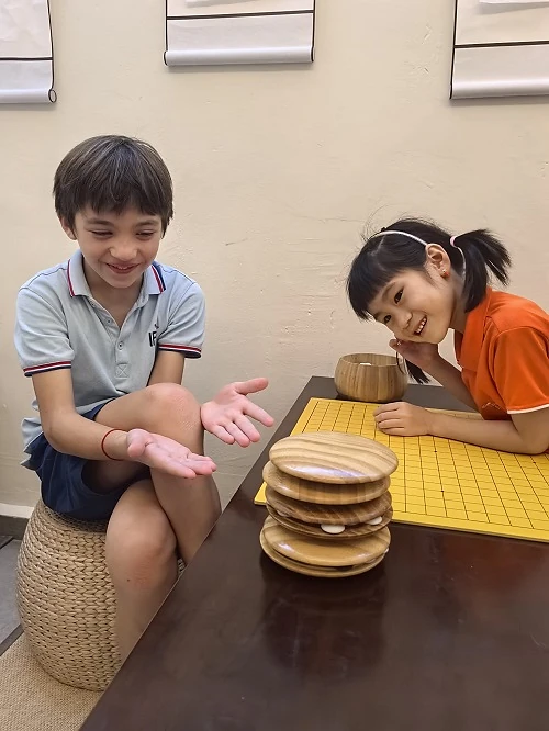 Children building friendship through Weiqi at Hong Meng Academy Singapore