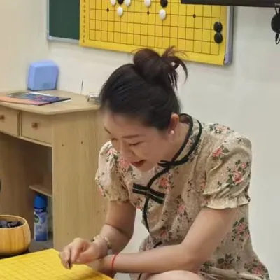 Hong Meng Academy Weiqi coach teaching children in Hougang, Singapore